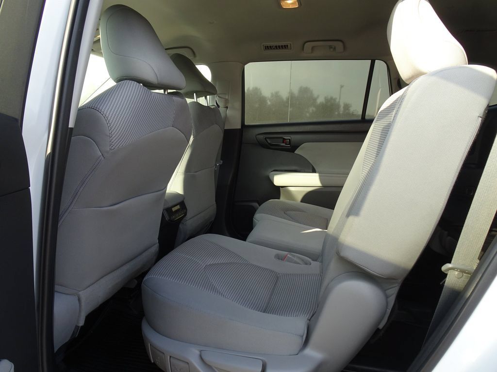 Used 2023 Toyota Highlander LE AWD/4WD image 15