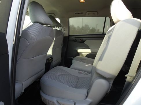 Used 2023 Toyota Highlander LE AWD/4WD image 15
