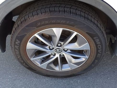 Used 2018 Toyota RAV4 LE image 15