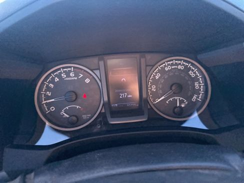 Used 2017 Toyota Tacoma TRD Sport image 11