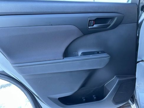 Used 2023 Toyota Highlander LE image 27