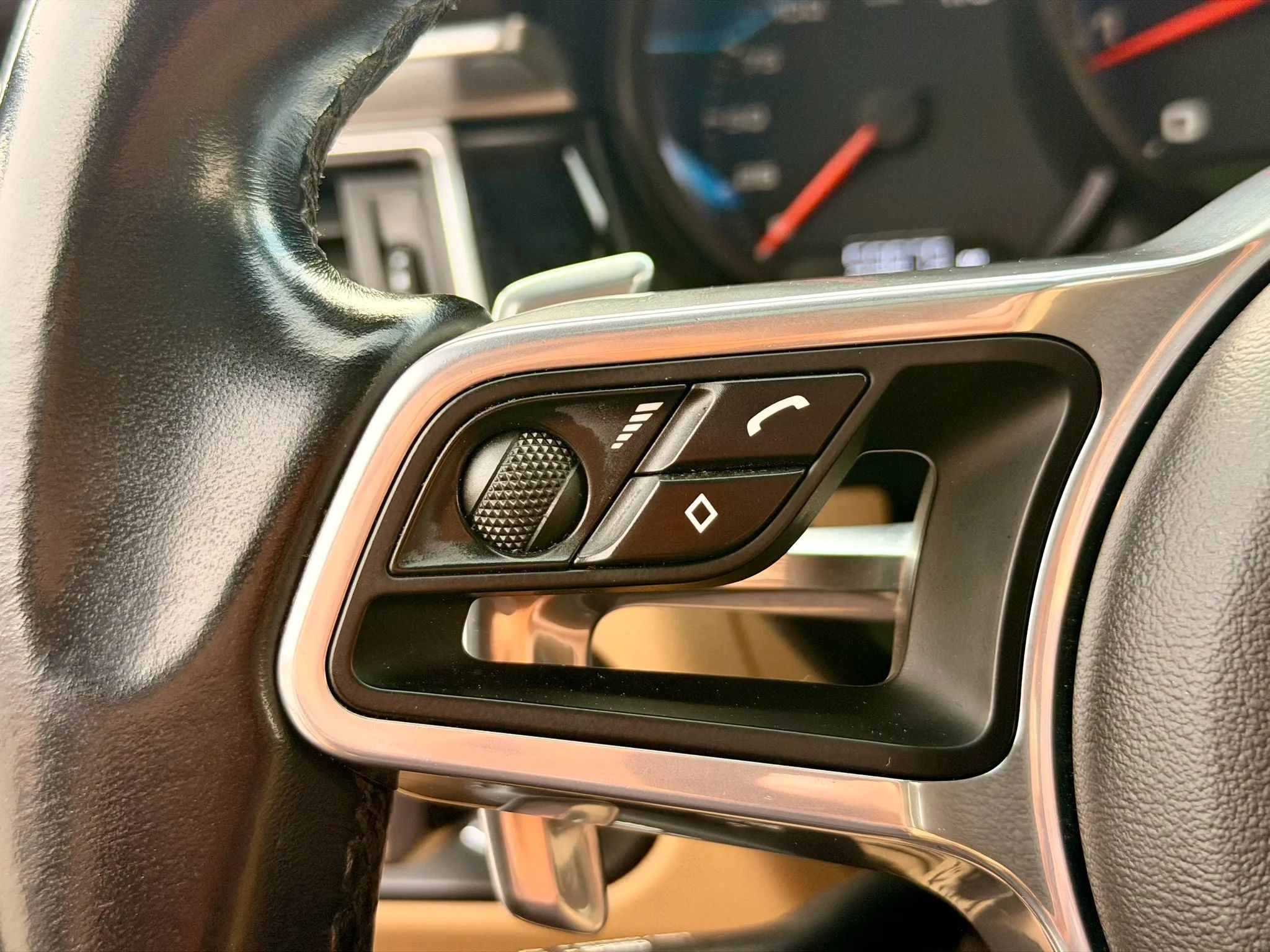 Used 2018 Porsche Macan Sport Edition AWD/4WD image 39