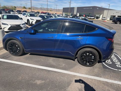 Used 2022 Tesla Model Y Long Range image 7