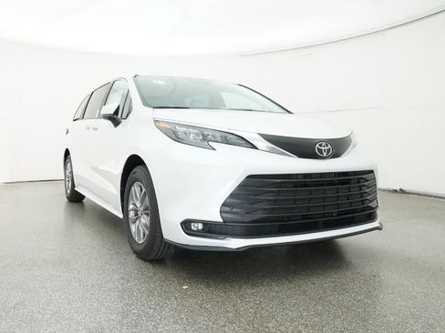 New 2026 Toyota Sienna XLE image 30