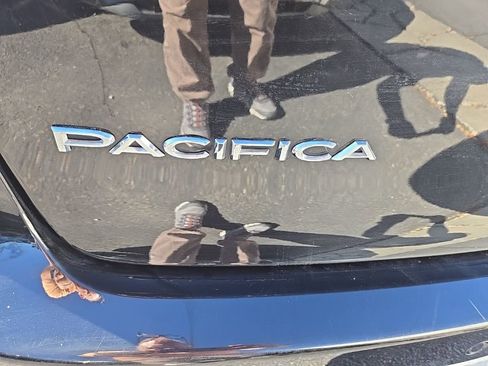 Used 2024 Chrysler Pacifica Touring-L image 43