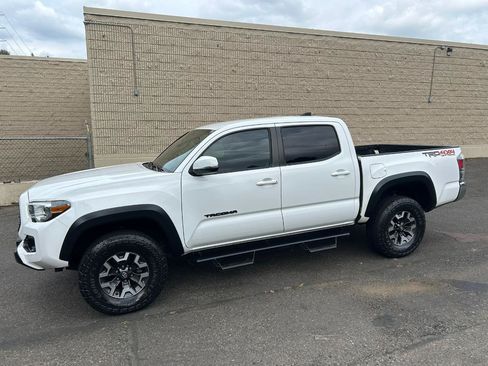 Used 2020 Toyota Tacoma TRD Off-Road AWD/4WD image 8