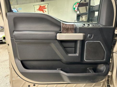 Used 2017 Ford F250 Lariat w/ Chrome Package image 21
