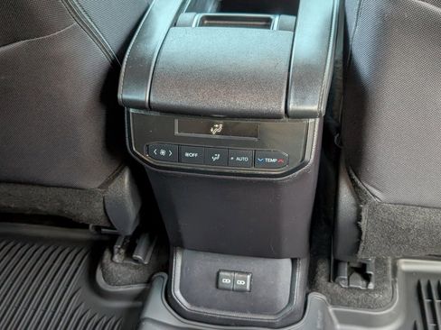 Used 2024 Toyota Highlander LE image 8