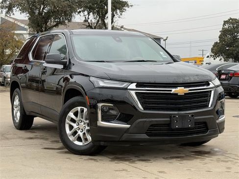 Used 2023 Chevrolet Traverse LS image 2