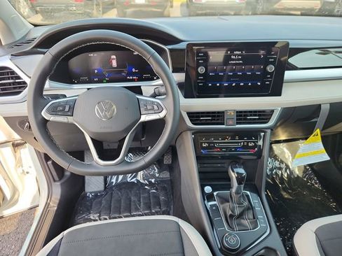 New 2025 Volkswagen Taos SE image 9