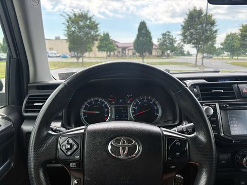 Used 2018 Toyota 4Runner TRD Off-Road w/ TRD Performance Package AWD/4WD image 21