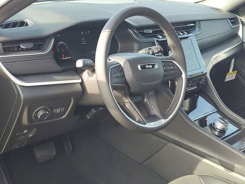 New 2025 Jeep Grand Cherokee L Altitude image 9