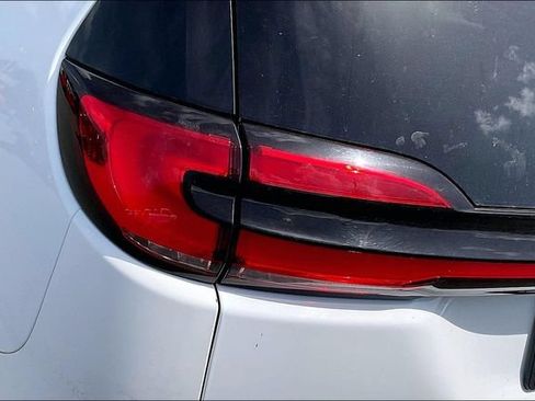 Used 2023 Chrysler Pacifica Touring-L FWD image 21