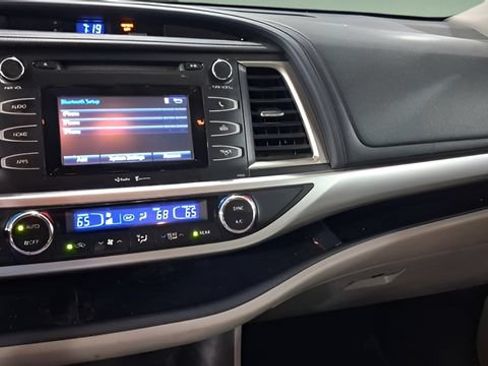 Used 2014 Toyota Highlander Plus AWD/4WD image 30