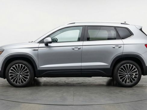 Used 2025 Volkswagen Taos SE image 5