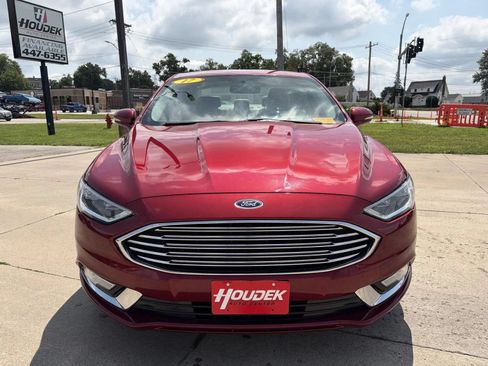 Used 2017 Ford Fusion SE w/ Fusion SE Technology Package FWD image 2
