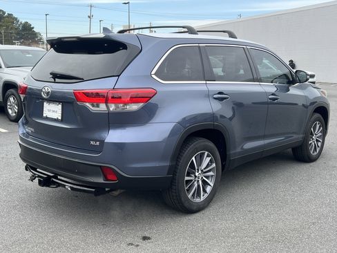 Used 2019 Toyota Highlander XLE image 3