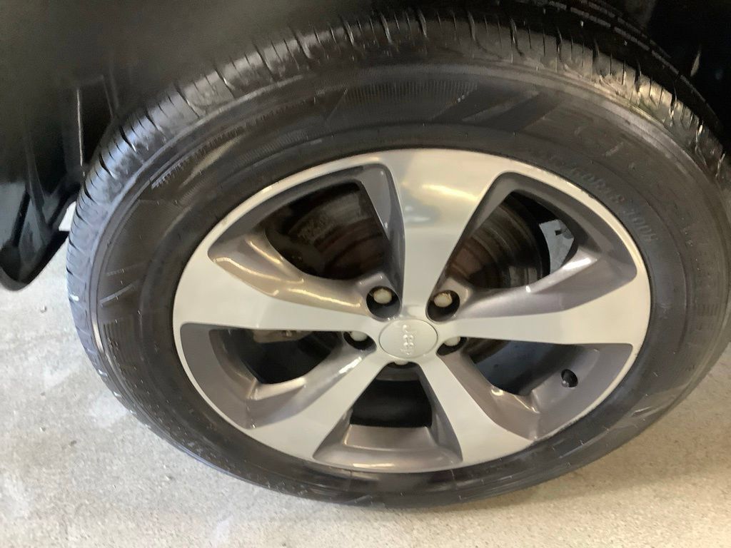 Used 2019 Jeep Cherokee Limited AWD/4WD image 11
