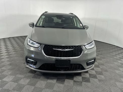 Used 2022 Chrysler Pacifica Touring-L FWD image 3