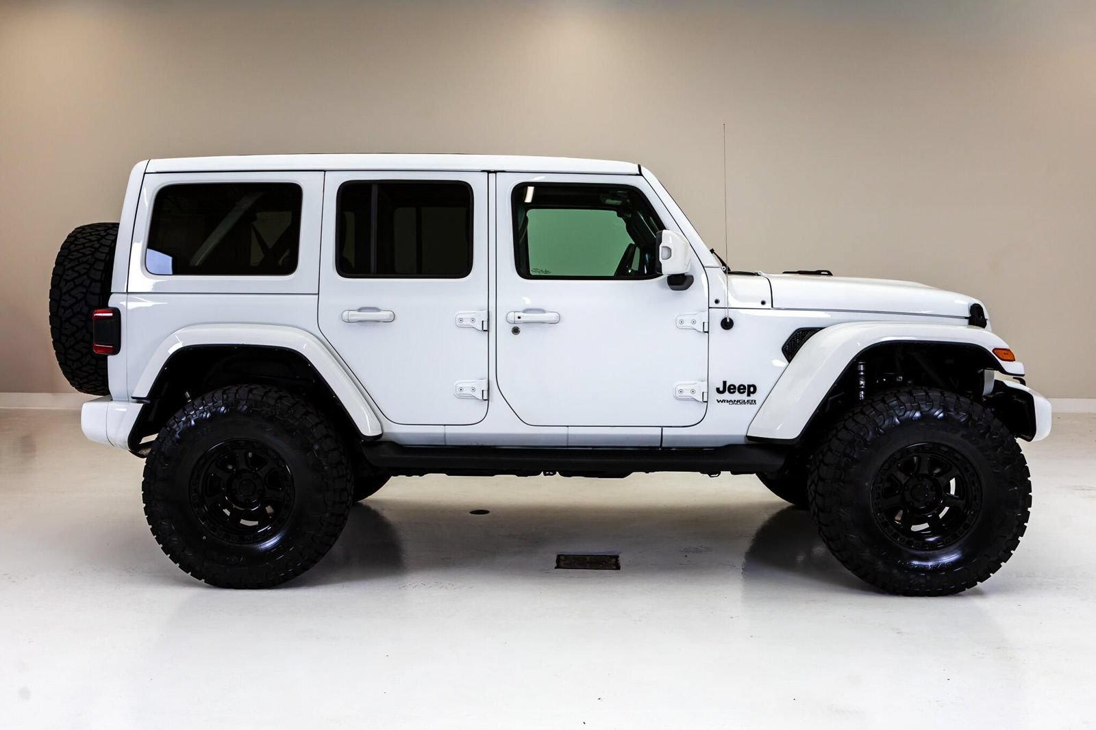 Used 2022 Jeep Wrangler Unlimited Sahara AWD/4WD image 11