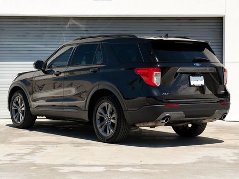 Used 2024 Ford Explorer XLT w/ Equipment Group 202A AWD/4WD image 3