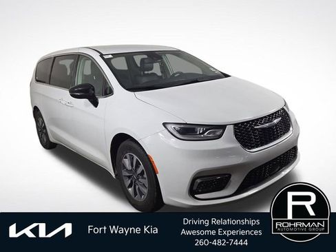Used 2024 Chrysler Pacifica Limited FWD image 4