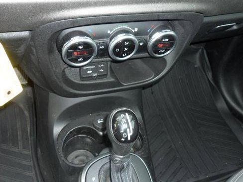 Used 2014 FIAT 500L Trekking w/ Popular Equipment Group image 26