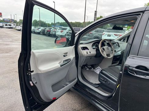 Used 2011 Toyota Sienna SE w/ Preferred Pkg FWD image 14
