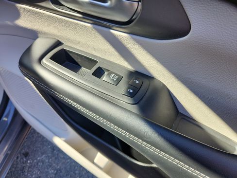 Used 2023 Chrysler Pacifica Touring-L image 37