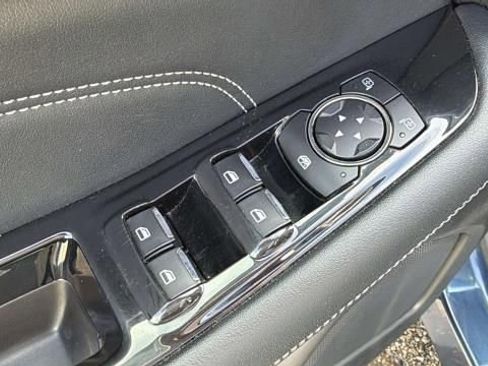 Used 2017 Ford Edge Titanium w/ Equipment Group 302A AWD/4WD image 10