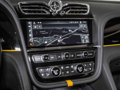 Used 2024 Bentley Bentayga Azure V8 image 32