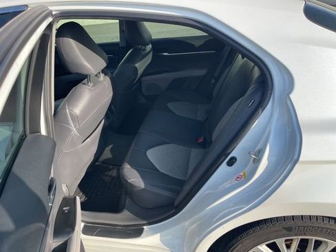 Used 2018 Toyota Camry XLE image 9