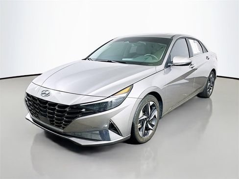 Used 2023 Hyundai Elantra Limited image 3