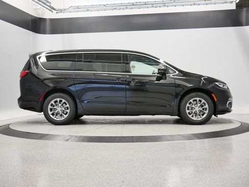 New 2026 Chrysler Pacifica Select AWD/4WD image 10