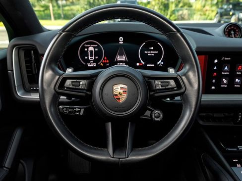 Used 2024 Porsche Cayenne Coupe AWD/4WD image 17