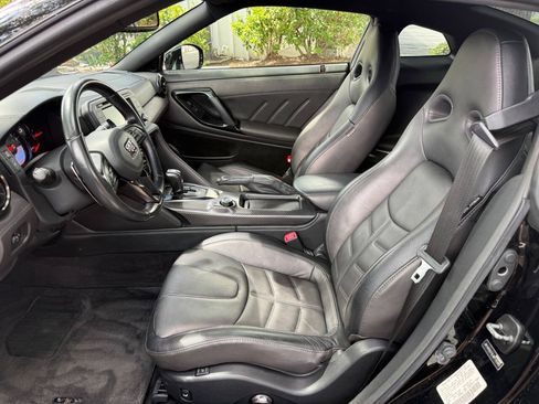 Used 2018 Nissan GT-R Premium w/ Premium Interior Package AWD/4WD image 11