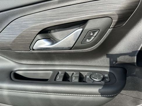 Used 2024 GMC Terrain SLE w/ Driver Convenience Package image 24