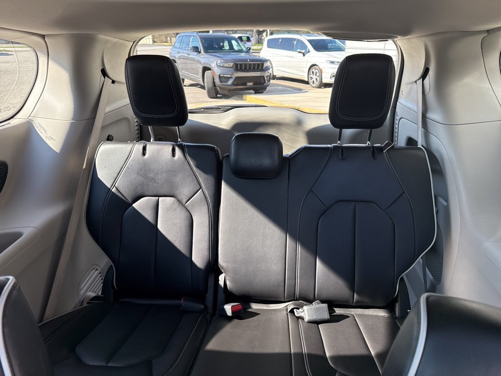 Used 2023 Chrysler Pacifica Limited FWD image 23