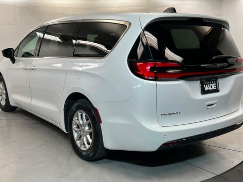 Certified 2025 Chrysler Pacifica Select FWD image 3