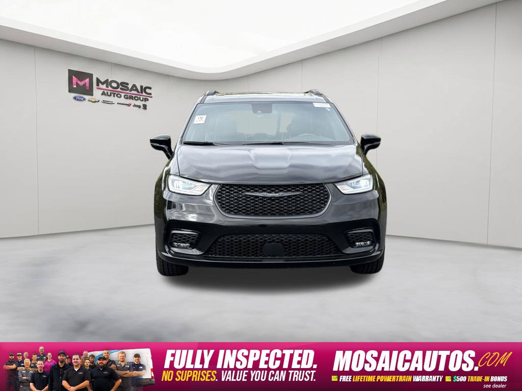Used 2025 Chrysler Pacifica Limited FWD image 2