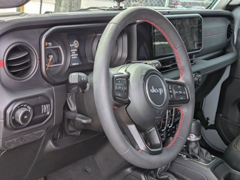 Used 2024 Jeep Wrangler Unlimited Rubicon AWD/4WD image 3