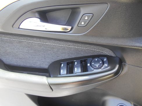 Used 2023 Chevrolet TrailBlazer ACTIV w/ Sun and Liftgate Package FWD image 5
