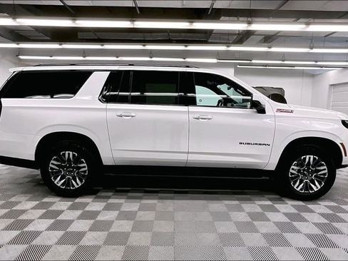 Used 2025 Chevrolet Suburban Z71 image 16