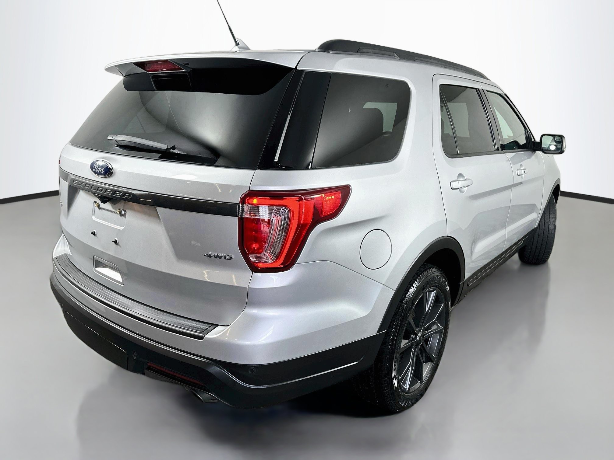 Used 2018 Ford Explorer XLT w/ XLT Appearance Package AWD/4WD image 7