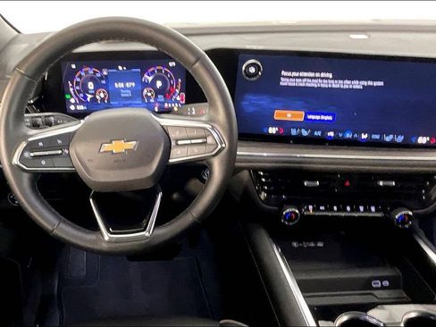 Used 2025 Chevrolet Suburban Premier image 7