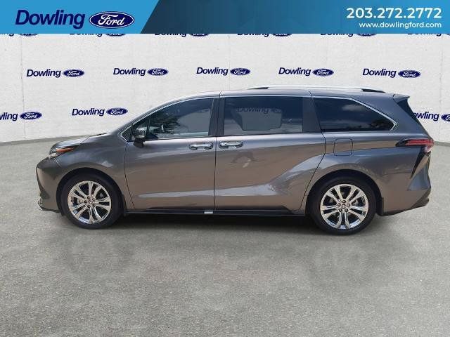 Used 2024 Toyota Sienna Platinum FWD image 8