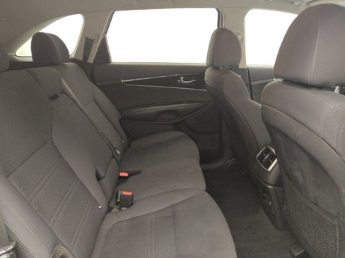 Used 2020 Kia Sorento LX image 19