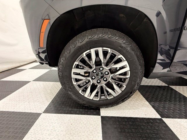 Used 2025 Chevrolet Suburban Z71 AWD/4WD image 12