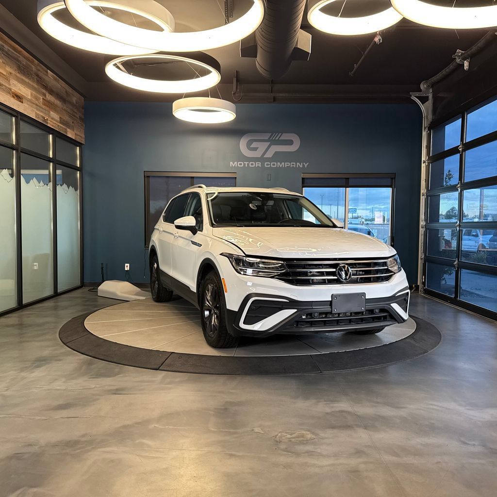 Used 2024 Volkswagen Tiguan SE AWD/4WD image 1