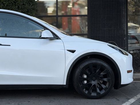 Used 2021 Tesla Model Y Long Range image 22
